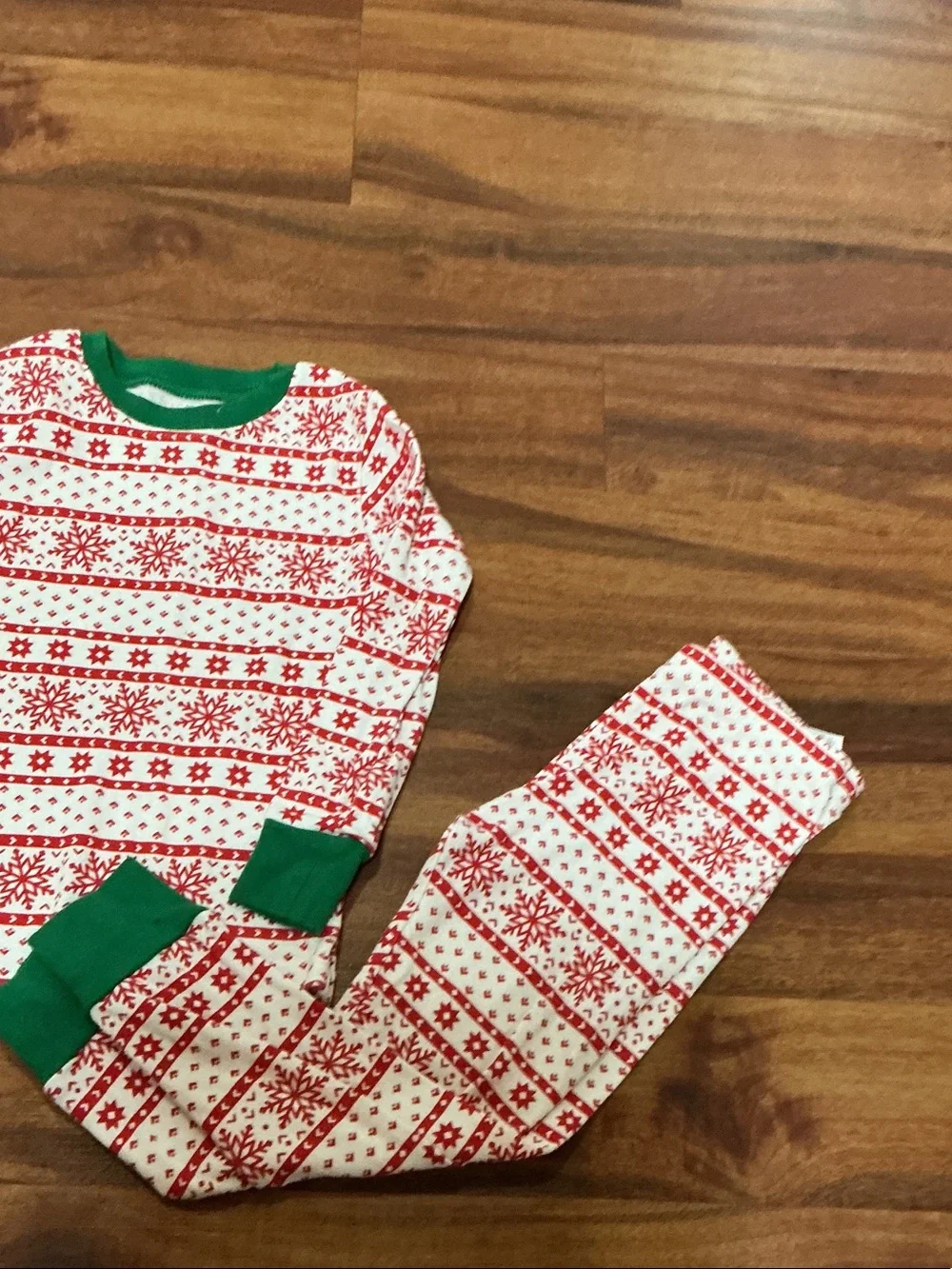 Kids Holiday Snowflake Pajama Set in Red and Green carters sz 3t great condition